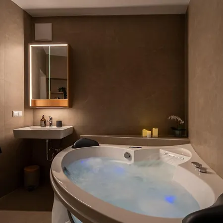 Apartment Wellness Retreat For 2 With Private Sauna & Whirlpool - Free Parking, Quiet Center By Hero Homes Graz