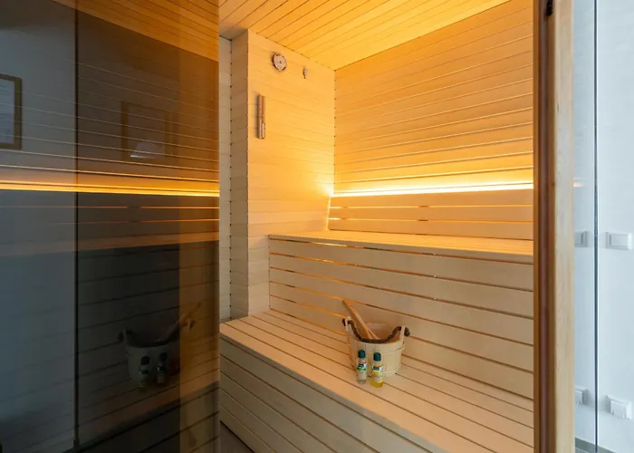 Wellness Retreat For 2 With Private Sauna & Whirlpool - Free Parking, Quiet Center By Hero Homes * Graz